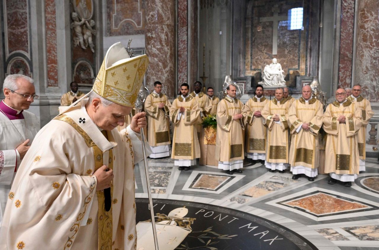 Papa LEON AL XIV-LEA a condus sâmbătă seară o liturghie solemnă în Bazilica Sfântul Petru, marcând astfel începutul celebrării Paștelui pentru credincioșii catolici din întreaga lume