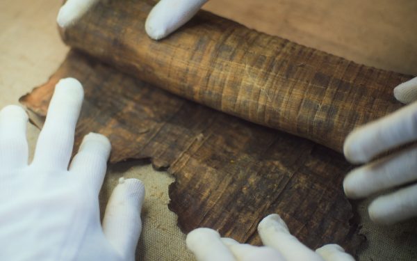 Papirus cu versuri din Iliada, găsit în mumie egipteană