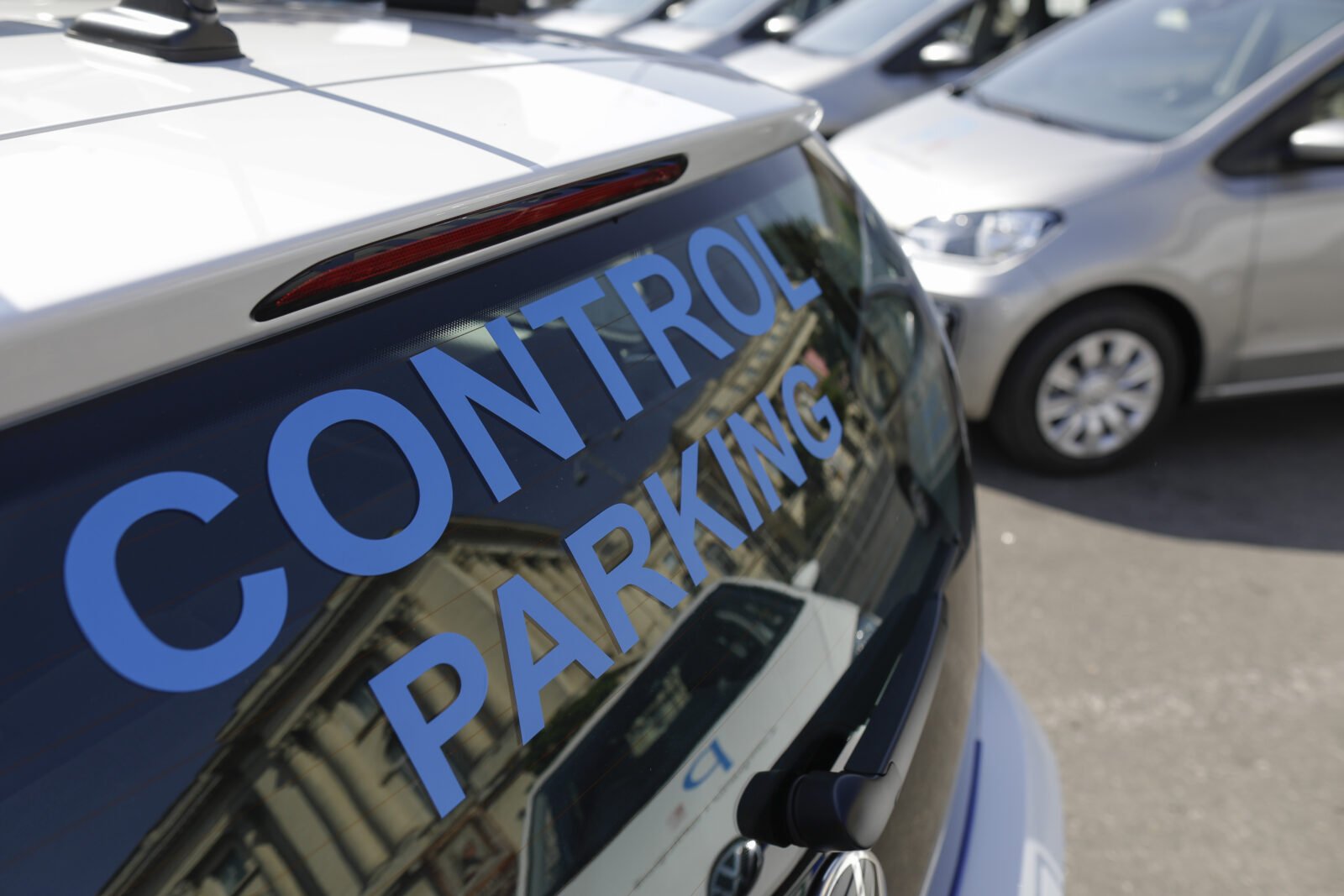 Dezbatere publică privind eliminarea parcărilor gratuite la PMB, o procedură criticată pentru lipsa de transparență Proiectele de hotărâre ale Primăriei Capitalei, referitoare la eliminarea parcărilor gratuite pentru mașini hibride, electrice și jurnaliști, au fost trecute rapid la vot în Consiliul General al Municipiului București, închiderea dezbaterii publice fiind făcută cu doar câteva zile înainte de termenul stabilit inițial