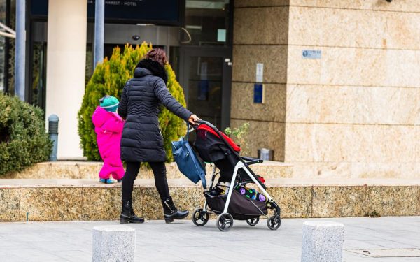 Aproape jumătate din părinții români din străinătate, departe de Paști