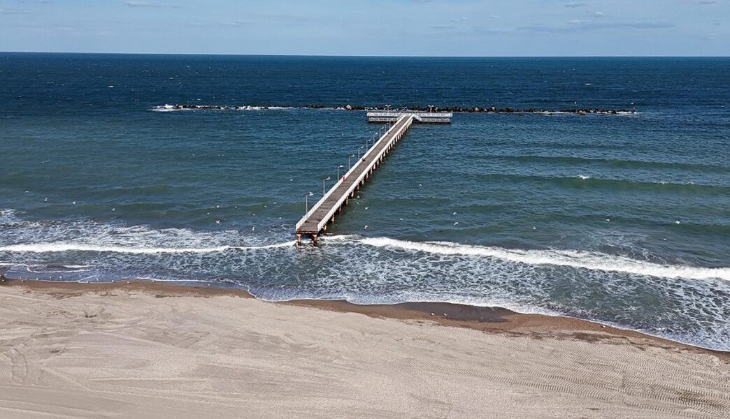 Mamaia: Pasarela prăfuită stă închisă de 6 ani, în timp ce Primăria Constanța alocă 300.000 lei în 2026