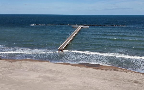 Mamaia: Pasarela prăfuită stă închisă de 6 ani, în timp ce Primăria Constanța alocă 300.000 lei în 2026