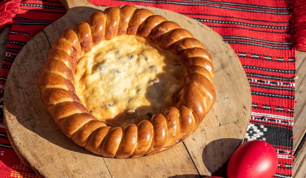 O reinterpretare a tradiționalei pască, în care brânza de vaci este înlocuită cu smântână, promite o textură mai fină și un gust îmbunătățit, perfect pentru mesele festive sau pentru momentele în care pofta de dulce dictează