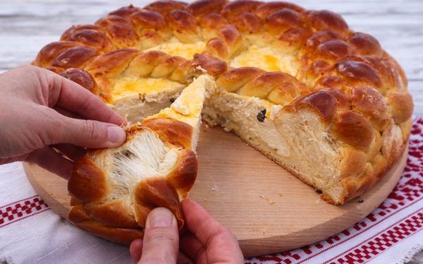 Rețeta de pască a bunicii: brânză, stafide și gustul Paștelui în România