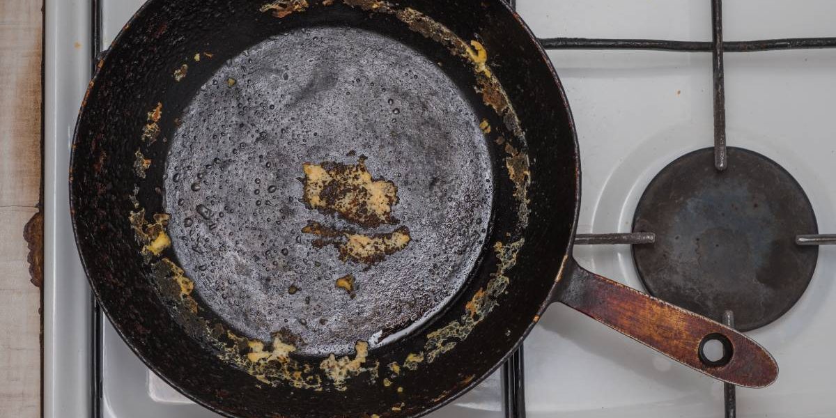 Curățare miraculoasă: Cum scapi de grăsimea arsă din tigaia de fontă cu un truc ieftin și eficient
