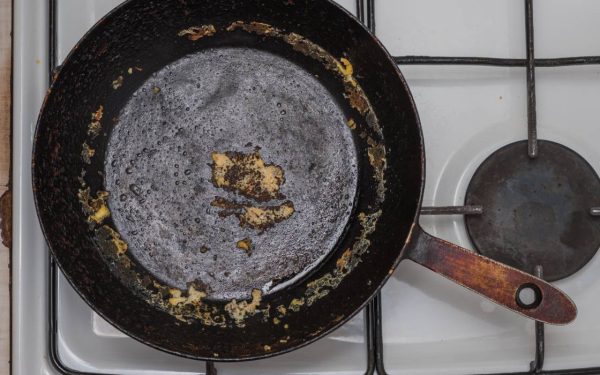 Curățare miraculoasă: Cum scapi de grăsimea arsă din tigaia de fontă cu un truc ieftin și eficient