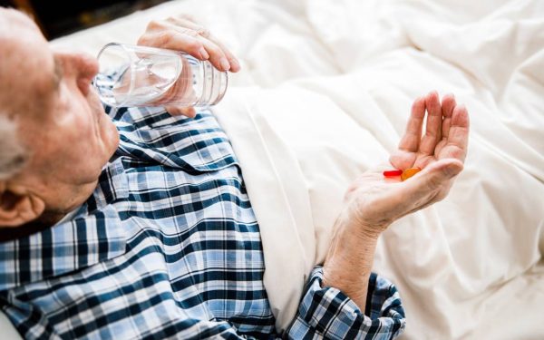 Obiceiuri banale care-ți fac rău: De ce NU te întinzi după pastile