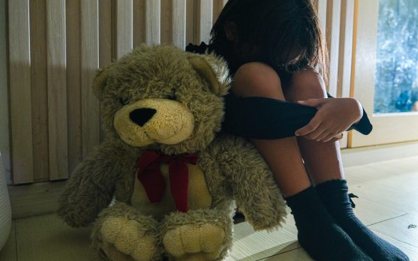 Ce traume ascund adulții neglijați emoțional? Studii cutremurătoare
