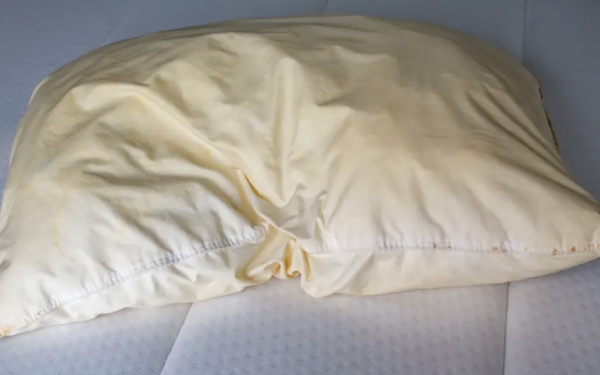 Pernă îngălbenită: Adevărul ascuns. Când devine un pericol pentru sănătate