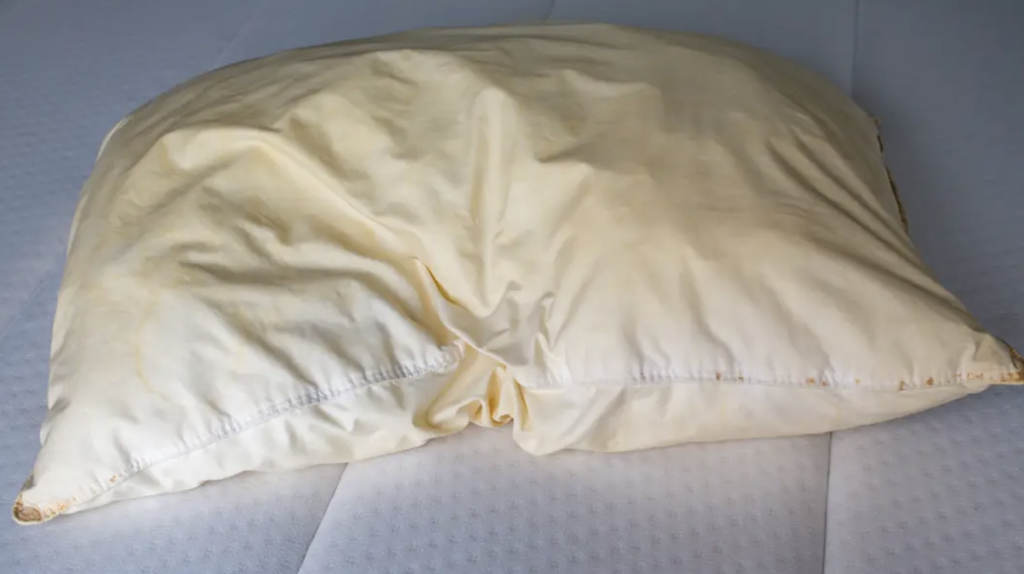 Pernă îngălbenită: Adevărul ascuns. Când devine un pericol pentru sănătate