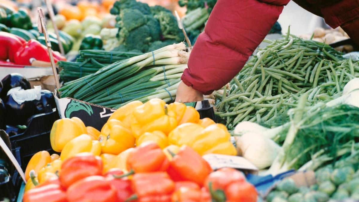 Alertă alimentară în Ilfov, cu produse confiscate înainte de Paște Inspectorii de la Antifraudă ANAF, Vamă și Autoritatea Sanitară Veterinară au descins la patru societăți comerciale din județul Ilfov, depozite și puncte de comercializare a produselor alimentare