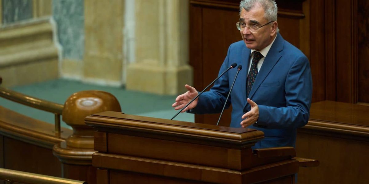 Scădere, inflație, nu ceartă! Guvernul Bolojan, pus la zid pentru economia prăbușită