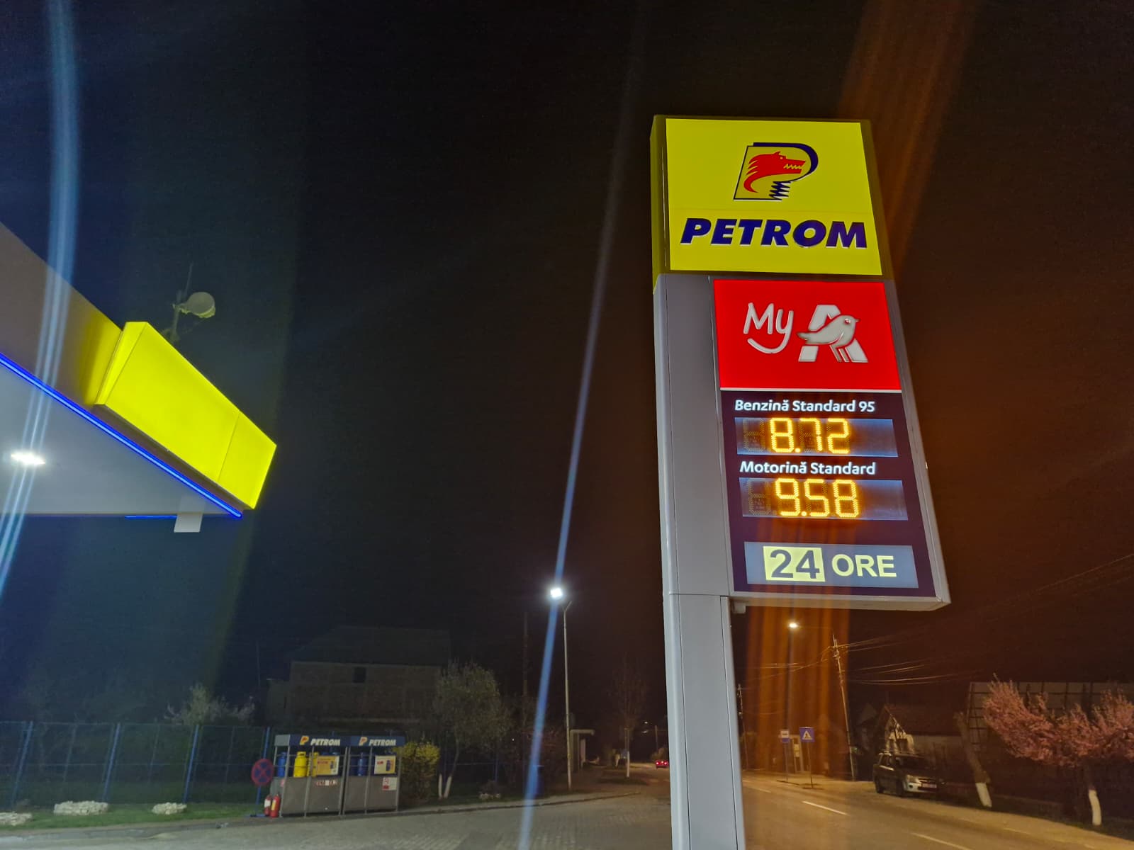 Petrom a redus prețurile la pompă pentru benzină și motorină, o mișcare care ar putea oferi o mică ușurare șoferilor români