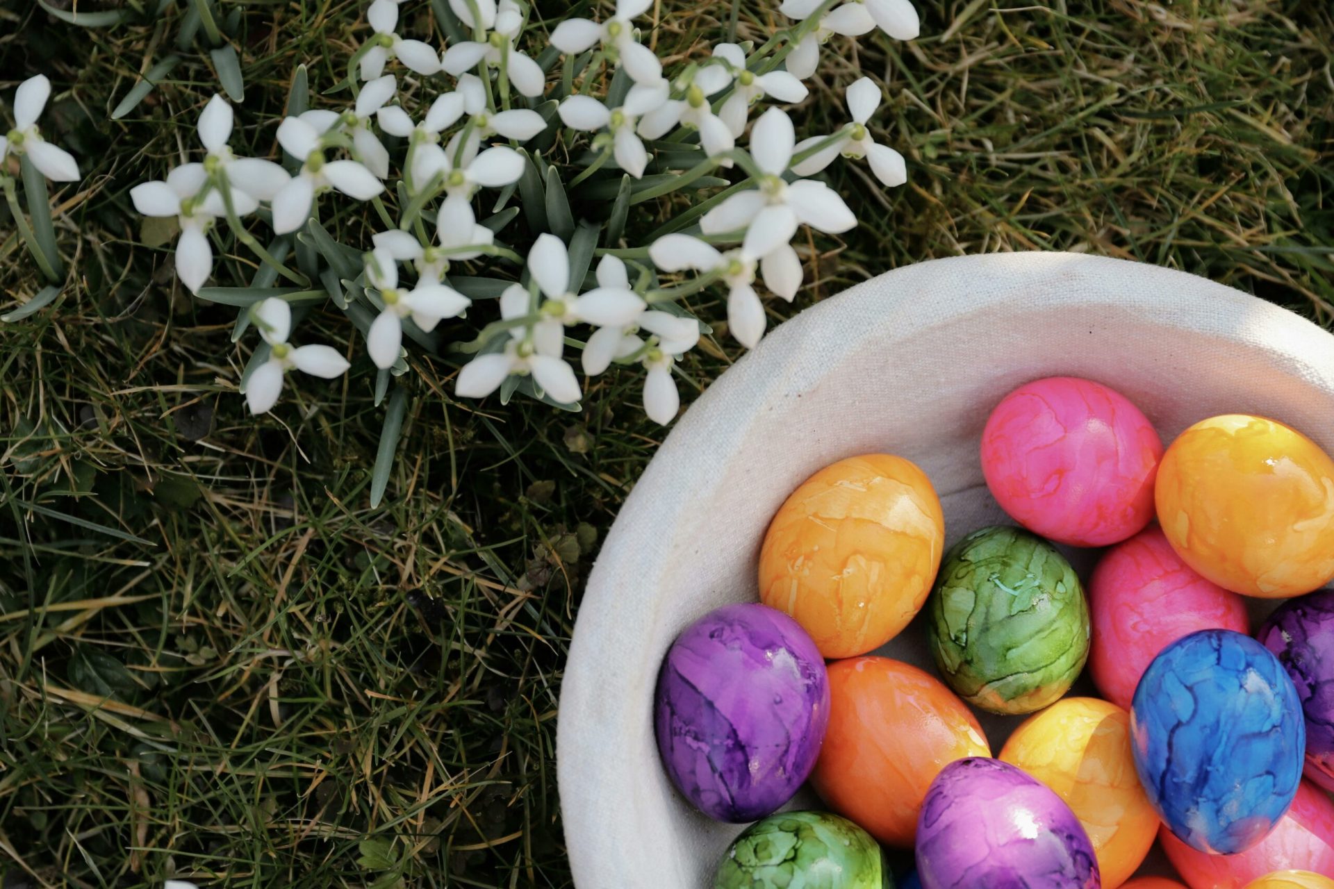 Ouăle colorate de Paște: Metode moderne și tradiții păstrate Paștele aduce cu sine, pe lângă bucuria Învierii, și tradiția vopsirii ouălor, un simbol vechi de renaștere și speranță