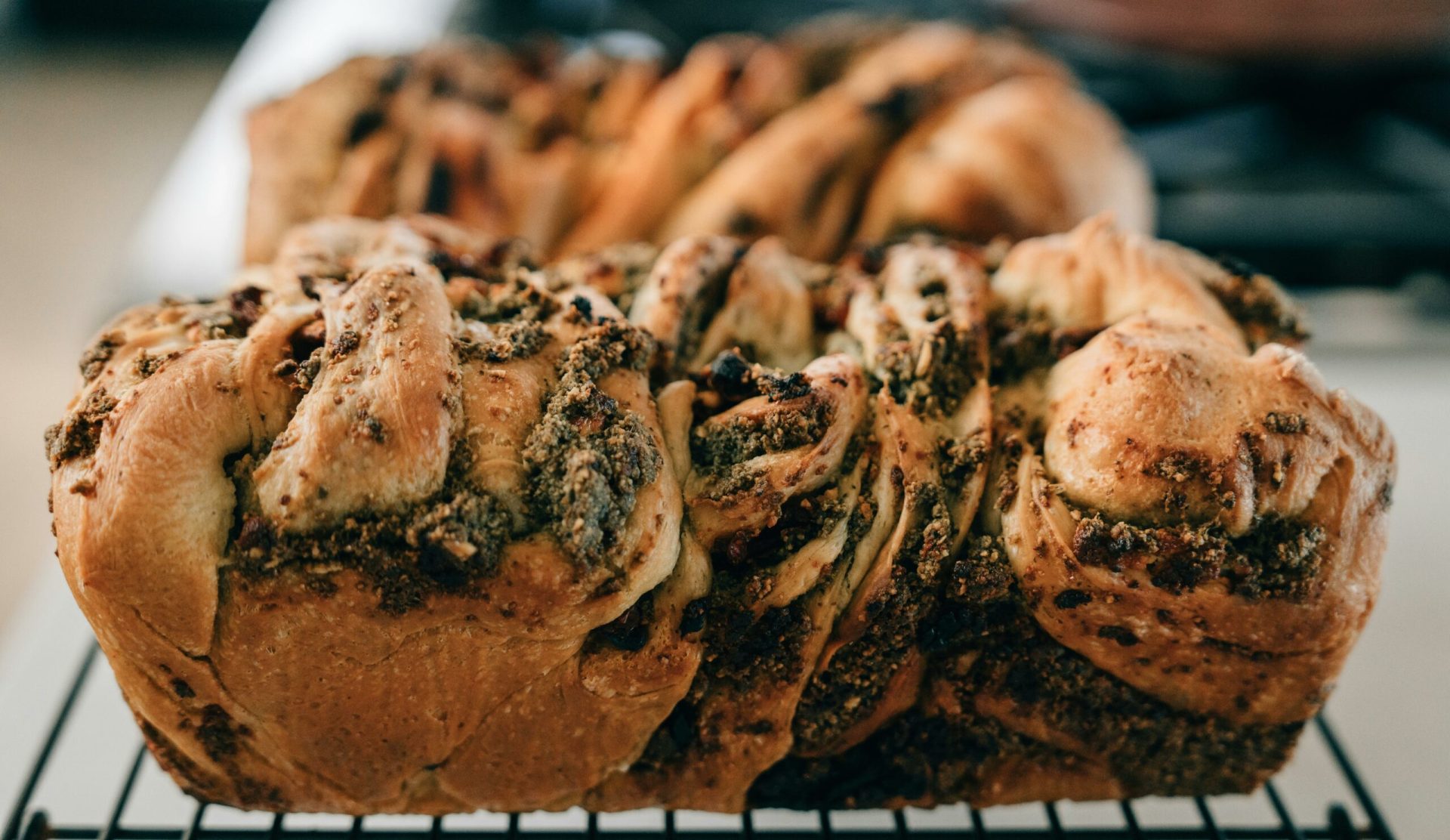 Reteta Delicioasa de Cozonaci: Un Gust Autentic Romanesc Cozonacii, simbol al sărbătorilor și al bucuriei, pot fi pregătiți acasă, urmând o rețetă simplă, dar cu rezultate spectaculoase