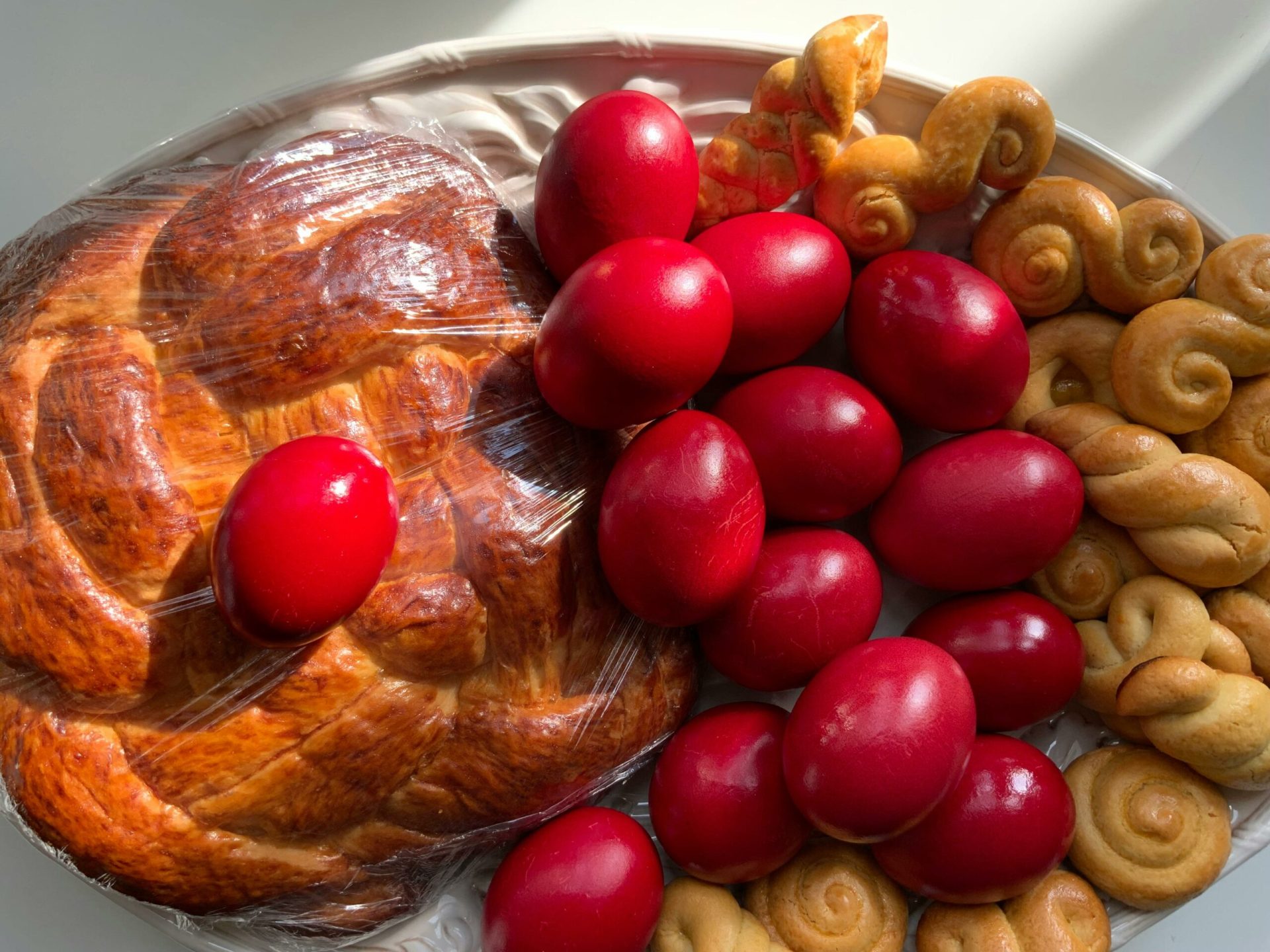 Ouăle roșii: Simbolul Paștelui cu o istorie milenară Ouăle roșii sunt un simbol central al sărbătorii Paștelui în România, alături de pască și alte preparate tradiționale