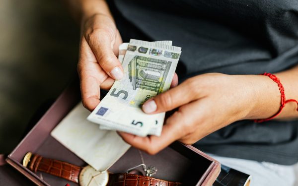 Românii, despăgubiți cu 173.000 de euro: Probleme cu produse și servicii