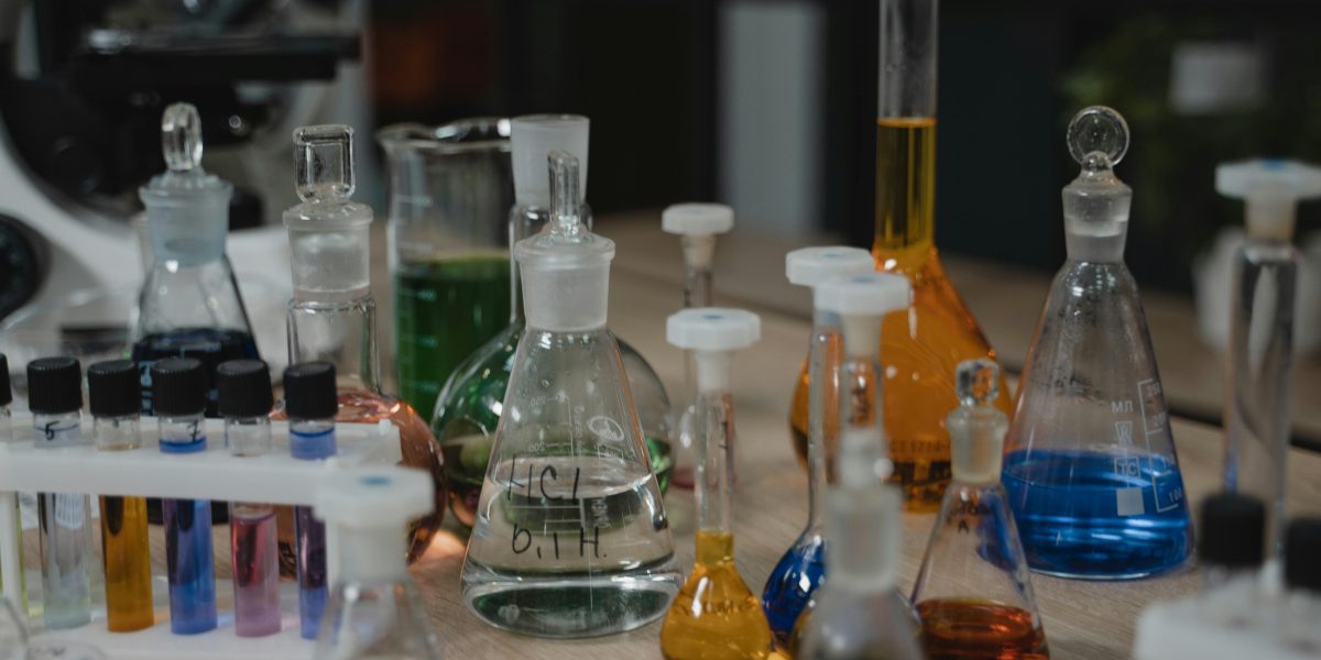 Parlamentul European simplifică legile chimice, dar apără consumatorii