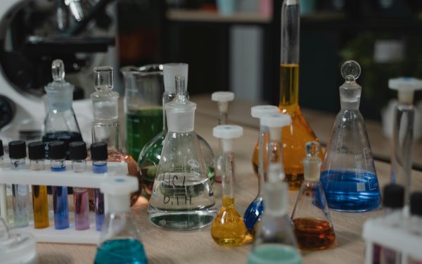 Parlamentul European simplifică legile chimice, dar apără consumatorii