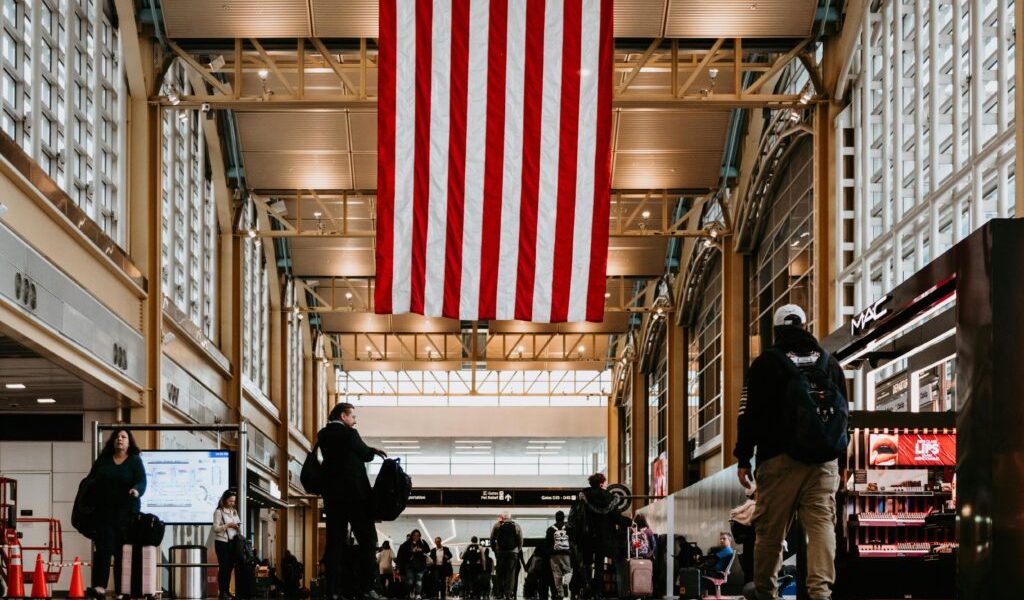 Robot industrial și genunchi bionic, printre ciudățeniile uitate în aeroporturile SUA