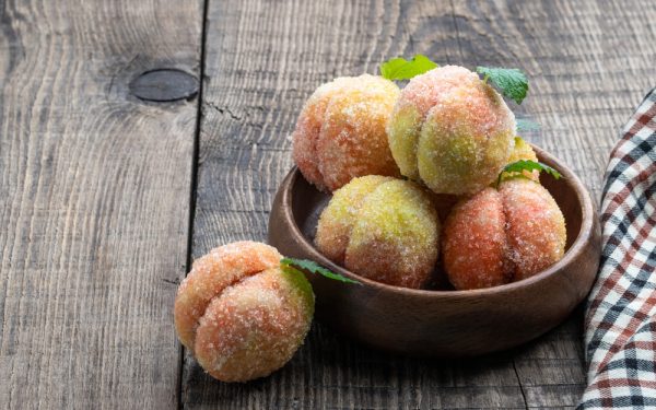 Piersicile umplute, desertul copilăriei: rețeta bunicii revine!