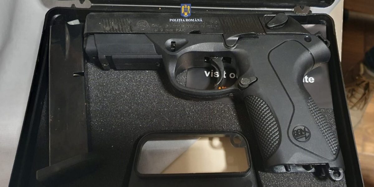 Arădeanca prinsă în flagrant! Vindea un pistol pe net cu 300 de euro