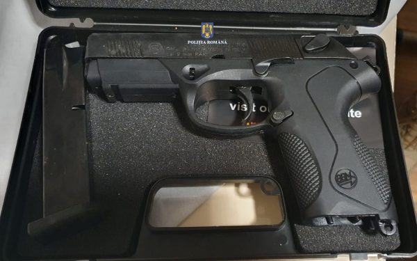 Arădeanca prinsă în flagrant! Vindea un pistol pe net cu 300 de euro