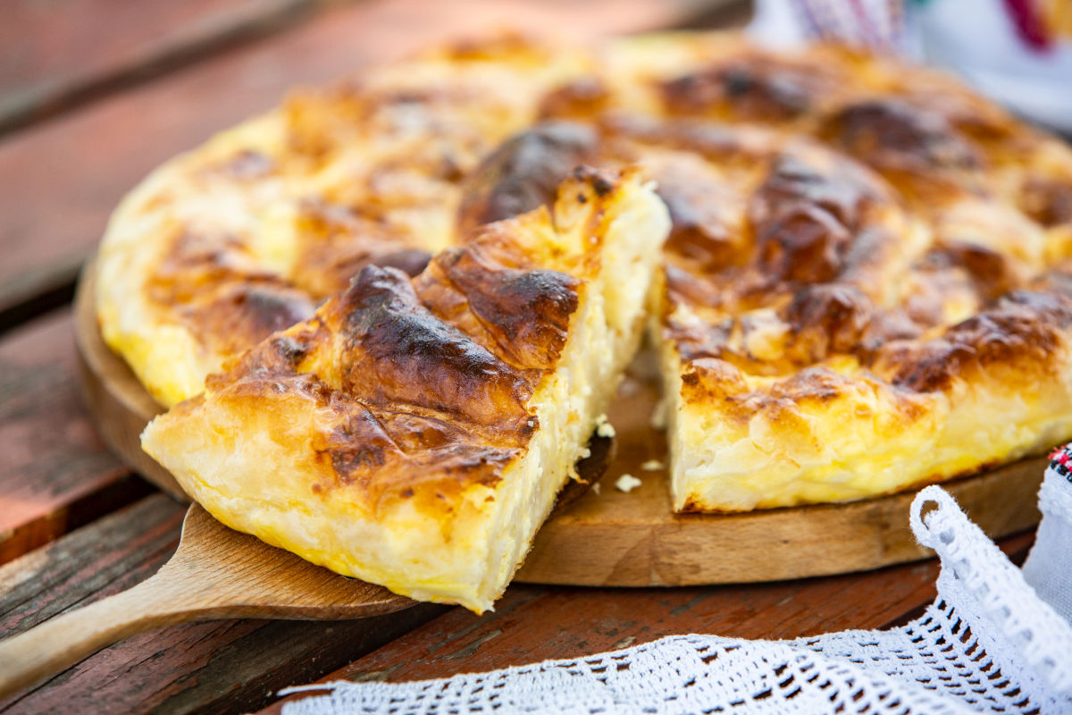 Plăcintă delicioasă cu brânză Hochland: răsucită sau la tavă?