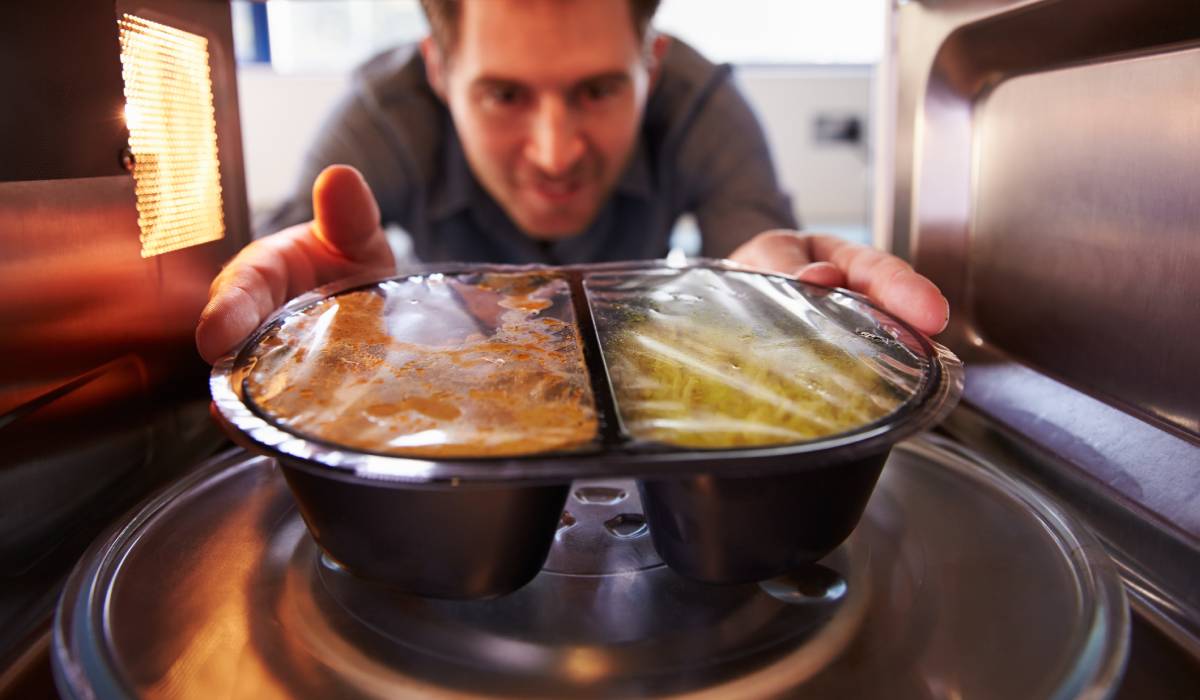 Un medic român a declarat recent că și-a revizuit obiceiurile alimentare după ce a analizat studii legate de impactul microplasticelor asupra sănătății