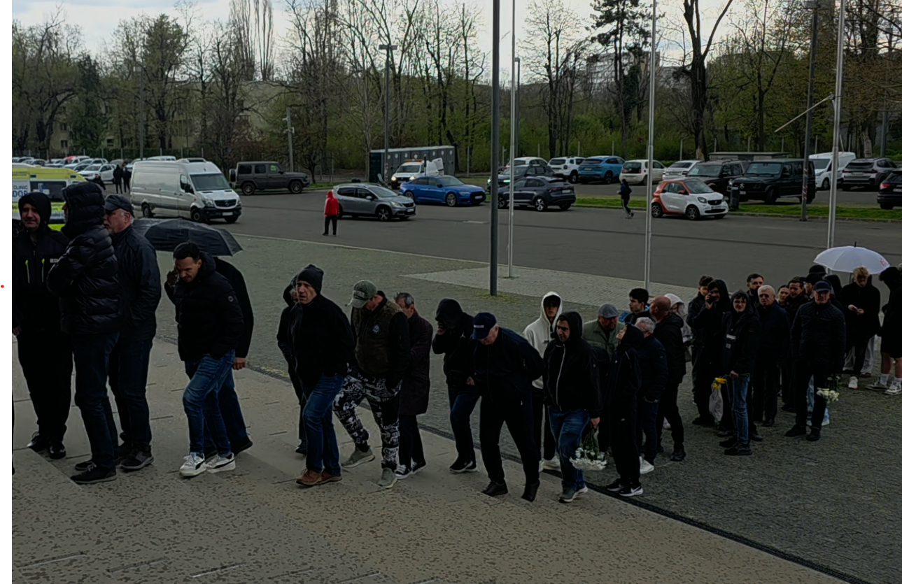 Ploaie și durere la București: Omagiul continuă pentru Mircea Lucescu O coadă impresionantă s-a format la Arena Națională din București, unde sute de oameni așteaptă răbdători să își ia adio de la Mircea Lucescu
