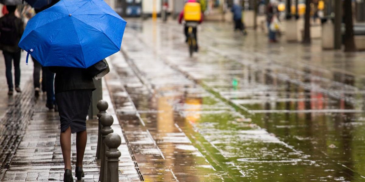 Vremea se schimbă radical în București: Ciclon deasupra României, ploi torențiale