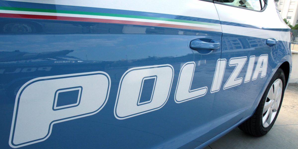 Trei români, prinși la Pisa după ce au furat din duty-free