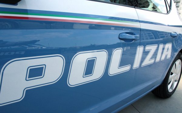 Trei români, prinși la Pisa după ce au furat din duty-free