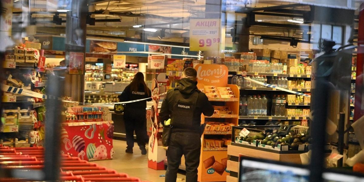 Incendiere înainte de carnagiu: Un atacator a terorizat strada