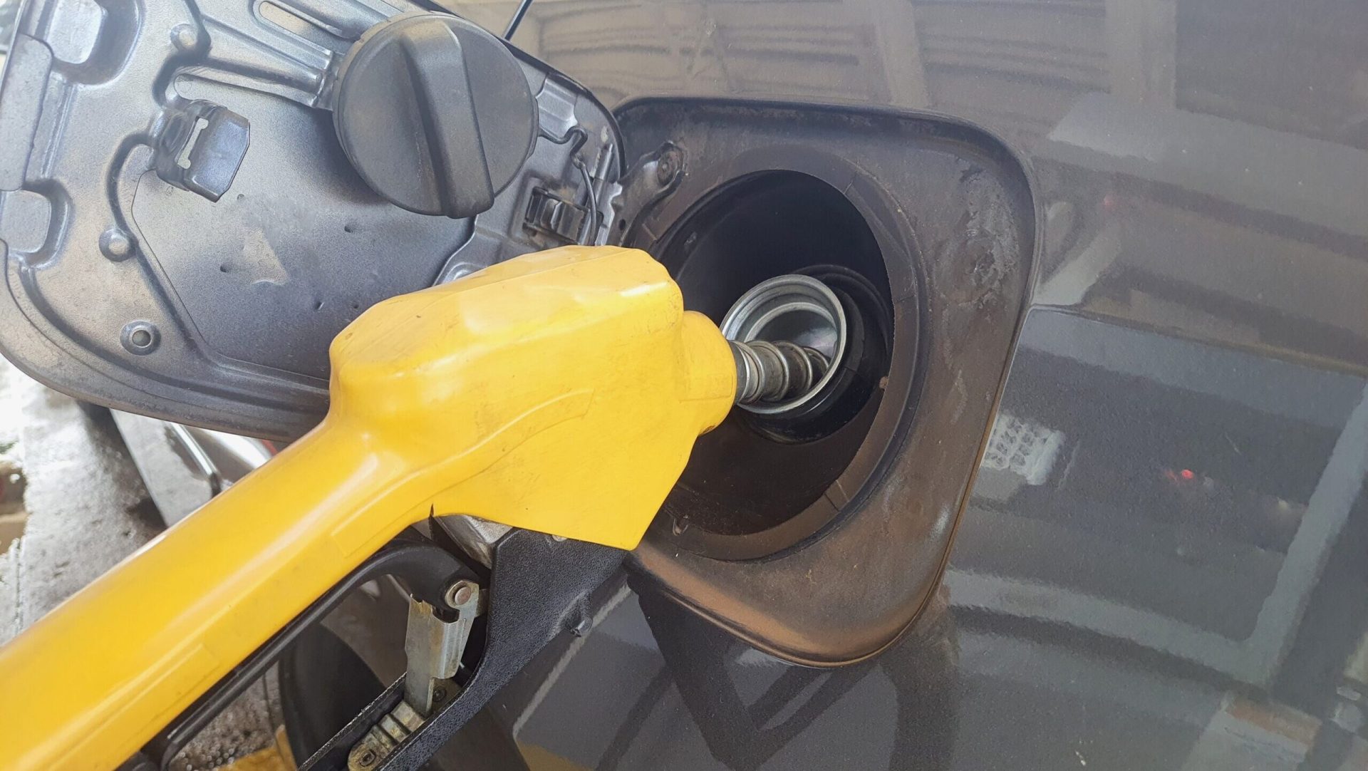 Prețurile carburanților din România, luni, 6 aprilie, continuă să fie un subiect de interes pentru șoferi, în special din cauza fluctuațiilor frecvente înregistrate în ultimele luni