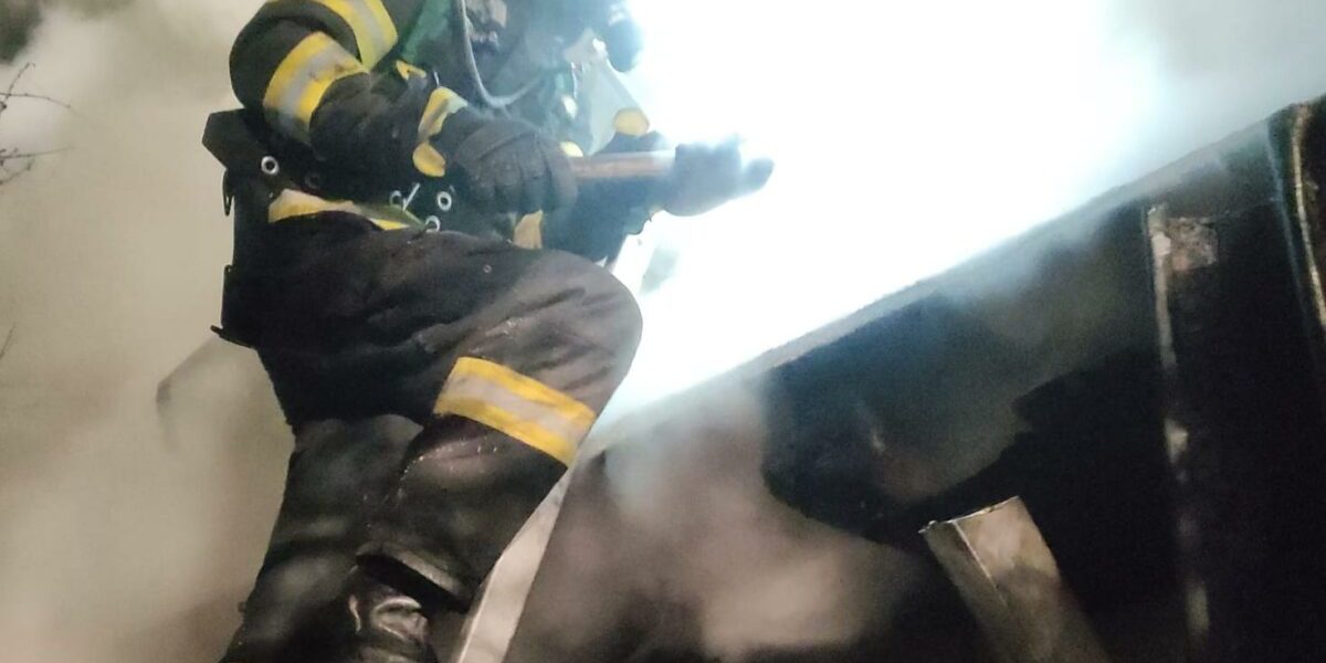 Incendiu devastator la Galați: Pompierii găsesc o victimă, lupta continuă