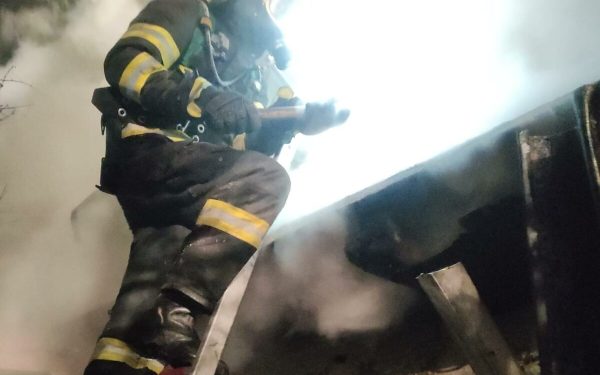 Incendiu devastator la Galați: Pompierii găsesc o victimă, lupta continuă