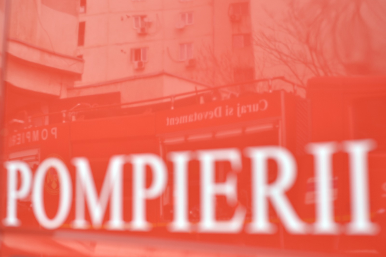 Incendiu la fostul Institut de Petrol și Gaze din Câmpina