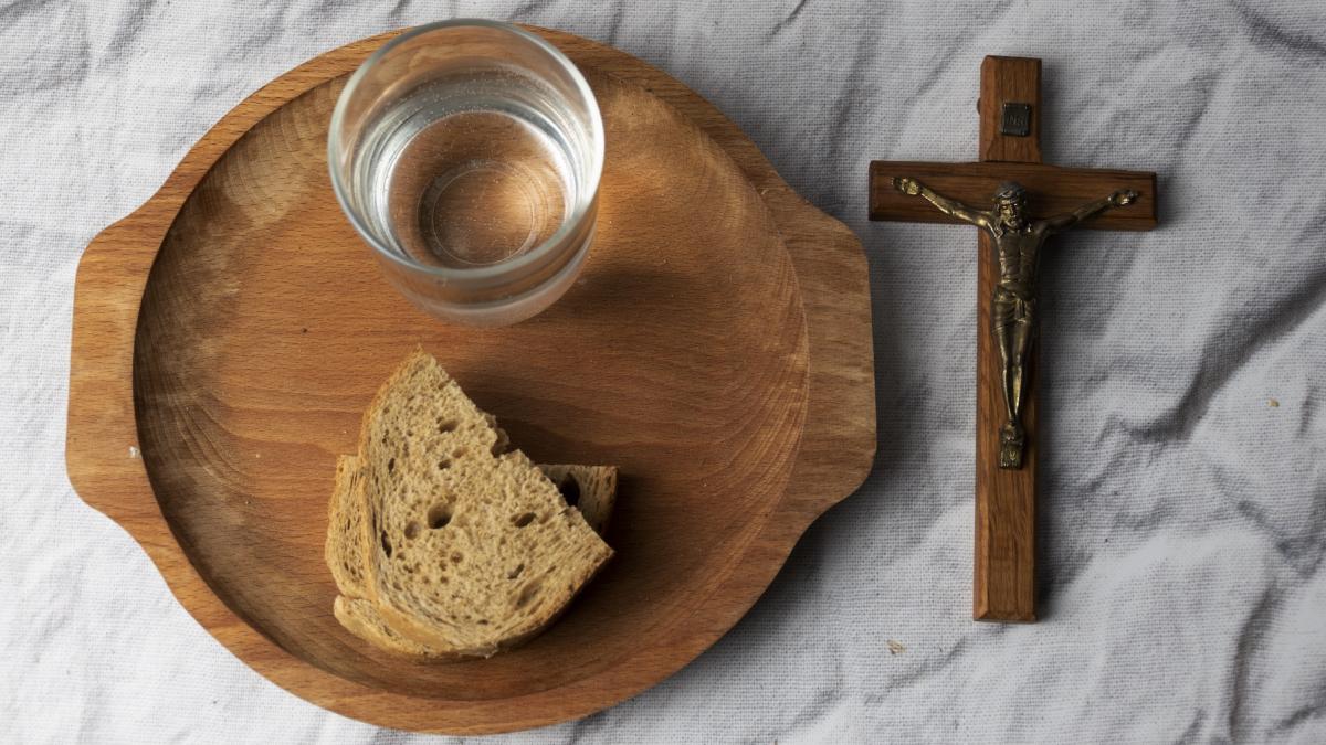 Postul Negru de Paște: Ce presupune, când se ține și cine îl poate respecta Înainte de sărbătoarea Paștelui, pentru creștinii ortodocși, postul negru reprezintă o perioadă de abstinență totală de la mâncare și băutură, fiind adesea asociat cu o profundă trăire spirituală și o pregătire intensă