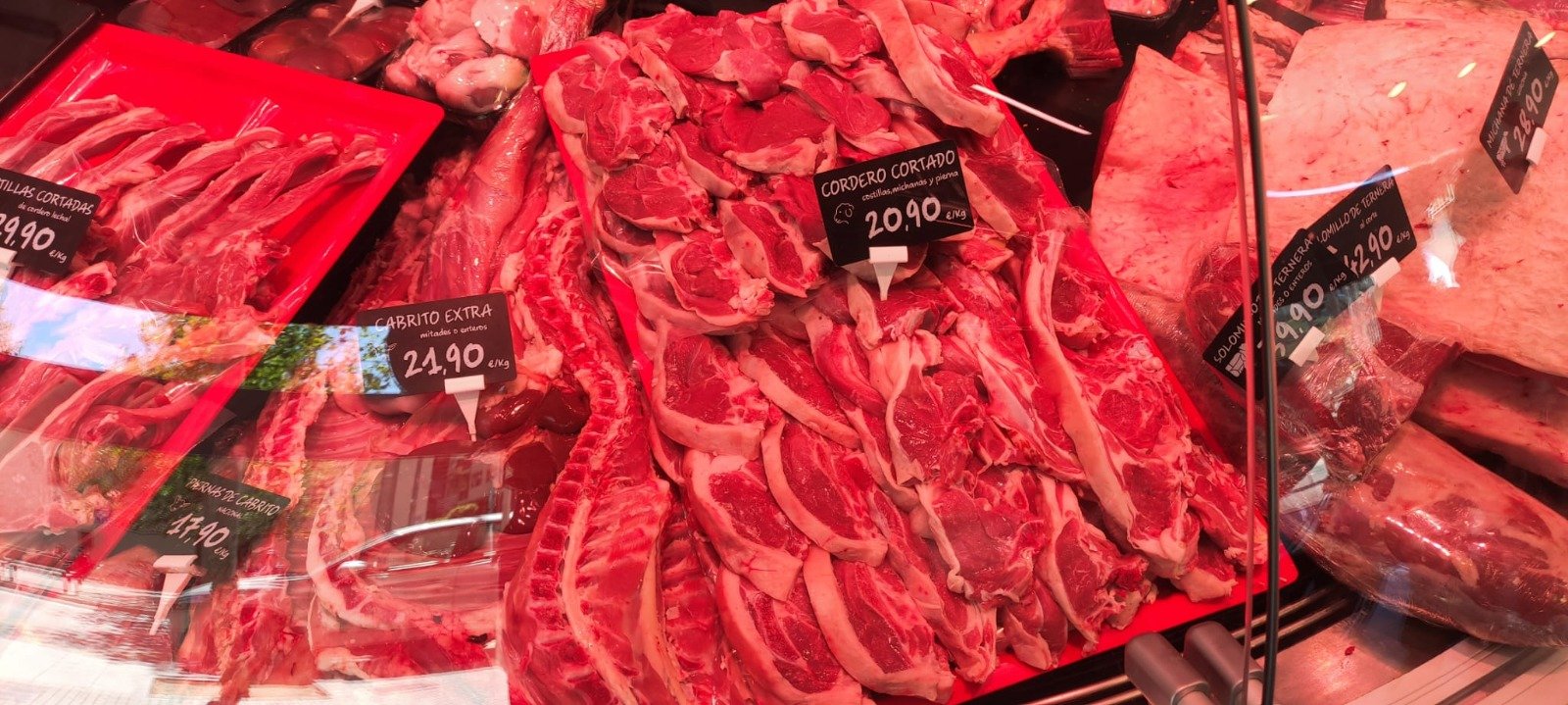 Cu o săptămână înainte de Paștele Ortodox, prețurile la carne de miel încep să devină o temă centrală pentru consumatorii din România