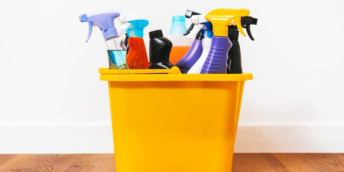 Produsele banale de curățenie, pericol ascuns: Ce riscă gospodinele?