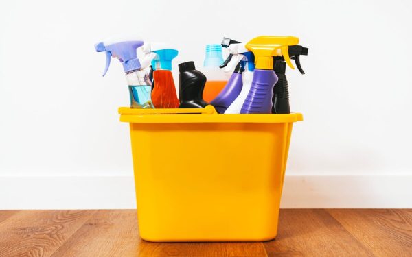 Produsele banale de curățenie, pericol ascuns: Ce riscă gospodinele?