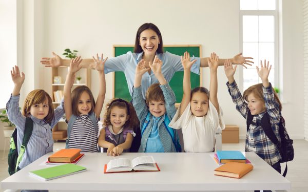 Profesor debutant, umilit de salariu: Câștigă mai puțin decât un casier în România