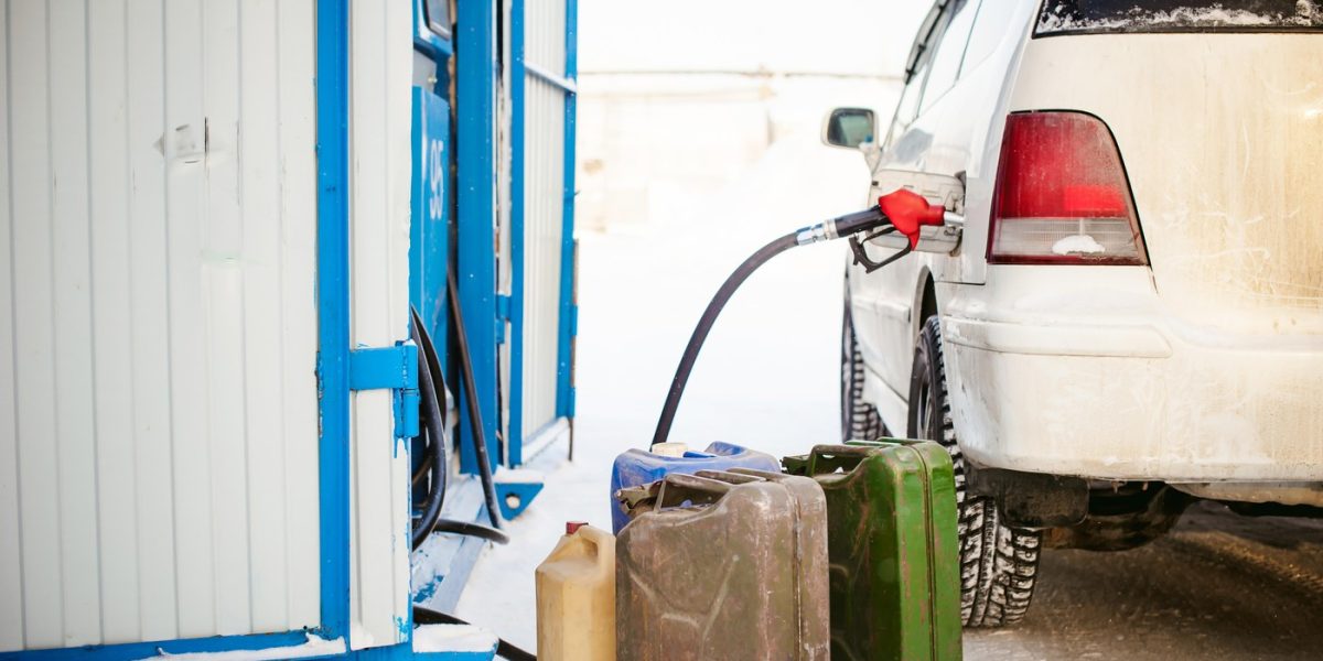 Ai voie să iei combustibil în canistră de la benzinărie conform noilor reguli