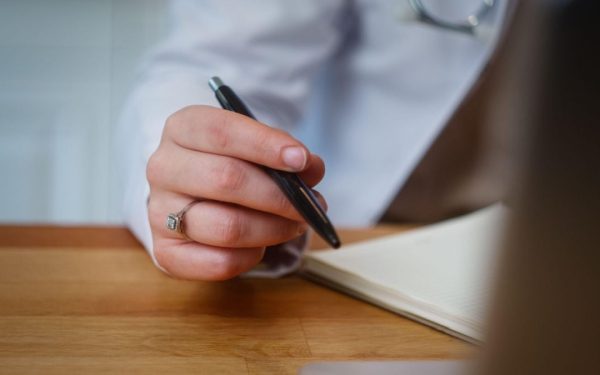 Doctorița, scandal în Italia: Refuză să trateze rudele pacientei cu care s-a certat