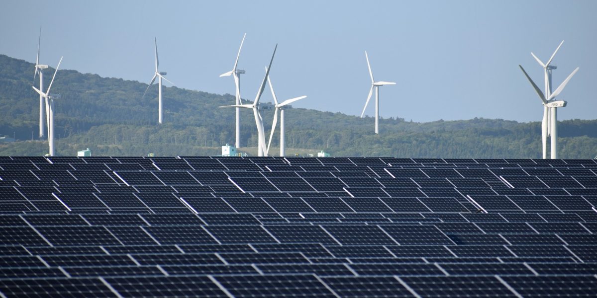 Comisia Europeană accelerează energia verde: Cât costă războiul pentru Europa