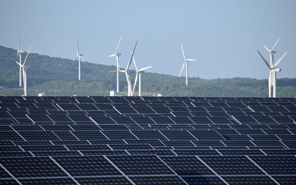 Comisia Europeană accelerează energia verde: Cât costă războiul pentru Europa