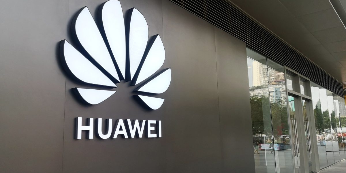 Huawei dă clasa Apple și Samsung: Noul telefon pliabil, un succes!