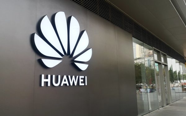 Huawei dă clasa Apple și Samsung: Noul telefon pliabil, un succes!