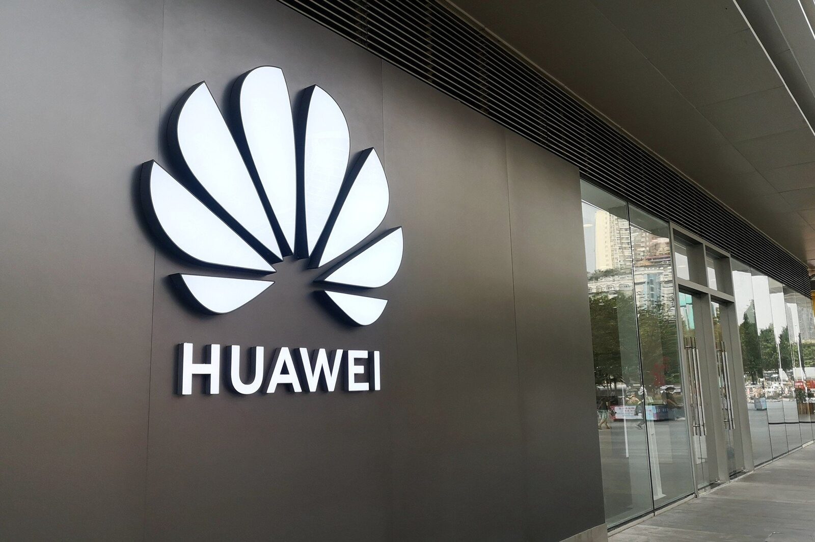 Huawei dă clasa Apple și Samsung: Noul telefon pliabil, un succes!